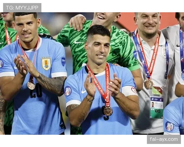 苏亚雷斯训练完回家还得哄三个娃睡觉，老婆说他比乌拉圭队还难管