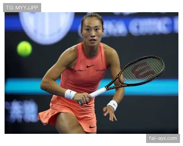 郑钦文赛场冷面杀手，休息日穿拖鞋背名牌包，这反差把我笑岔气